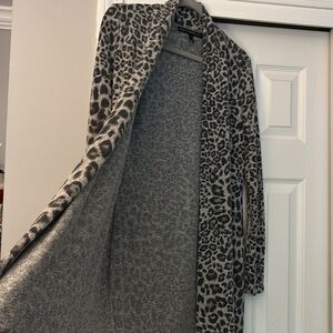Two piece Beautiful White House/black market Leopard Print top & open sweater!